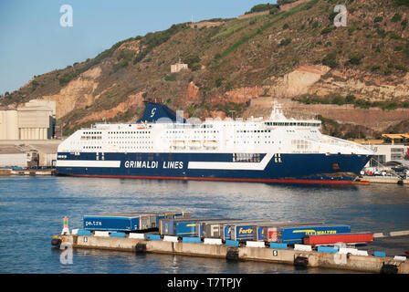 Ferry Cruise Barcellona della Grimaldi Compagnia linee ormeggiata al porto di Barcellona. Foto Stock