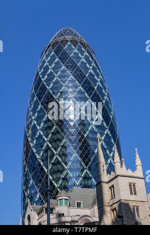 London, Regno Unito - 02 Settembre 2018: 30 St Mary Axe (aka il Gerkin) grattacielo nella City di Londra Foto Stock