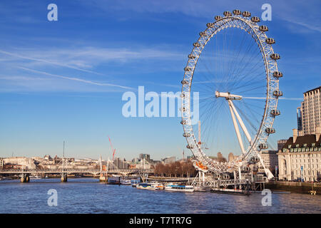 London, Regno Unito - 19 dicembre 2018: London Eye visto da Westminster Bridge di Londra, Regno Unito. Foto Stock