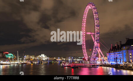 Il London Eye e il fiume Tamigi di notte, Londra, Regno Unito. Foto Stock