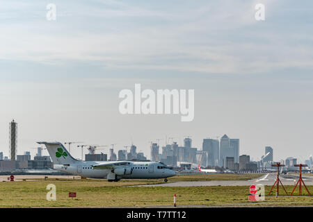 London, Regno Unito - 17 Febbraio 2019: CityJet irlandese di una compagnia aerea regionale basata a Dublino, British Aerospace per tipo di aeromobile Avro RJ85 al London City Airport Foto Stock