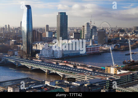 Il Tamigi da la cupola di Saint Paul, Londra, Regno Unito. Foto Stock