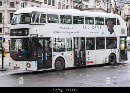 London, Regno Unito - 23 dicembre 2019: Wrightbus nuovo Routemaster in livrea bianca che viaggiano intorno a Trafalgar Square in direzione di Dulwich Libra Foto Stock