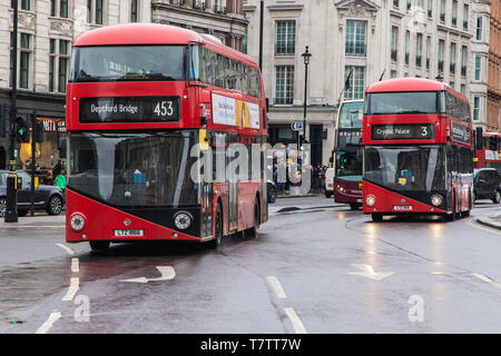 London, Regno Unito - 23 dicembre 2019: due Wrightbus nuovo Routemaster viaggiando intorno a Trafalgar Square, Londra, Regno Unito. Foto Stock