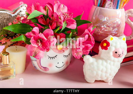 Girly scrivania o impostazioni di Office. Si torna a scuola concept Foto Stock