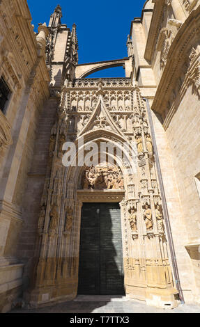 Vista della cattedrale di Siviglia porta di ingresso con la Giralda in background Foto Stock