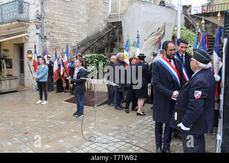 Le 8 mai été célébrée 2 fois à Niort devant le Monument aux Soldats sans Uniforme et plus Officiel devant le monument aux morts avec Guilloton David Foto Stock