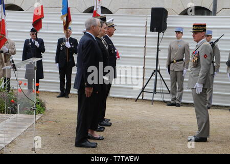 Le 8 mai été célébrée 2 fois à Niort devant le Monument aux Soldats sans Uniforme et plus Officiel devant le monument aux morts avec Guilloton David Foto Stock