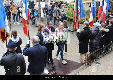 Le 8 mai été célébrée 2 fois à Niort devant le Monument aux Soldats sans Uniforme et plus Officiel devant le monument aux morts avec Guilloton David Foto Stock