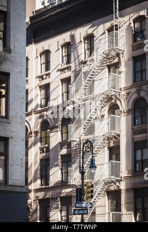 In un modo o in un altro per le strade di New York tra vecchi edifici tipici della città e outdoor fire fuoriesce Foto Stock