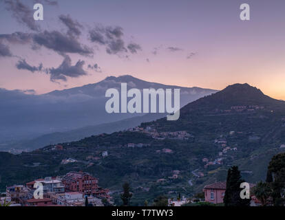 Vista del Monte Etna al tramonto da Taormina, Sicilia. Foto Stock