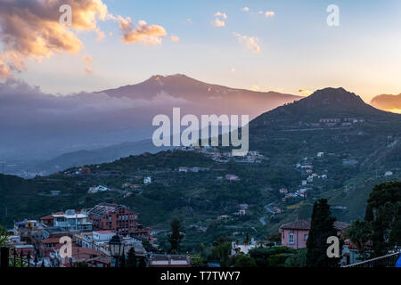 Vista del Monte Etna al tramonto da Taormina, Sicilia. Foto Stock