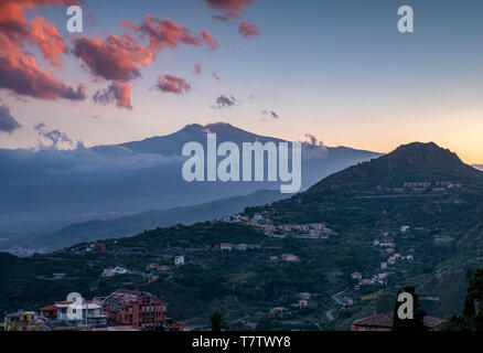 Vista del Monte Etna al tramonto da Taormina, Sicilia. Foto Stock