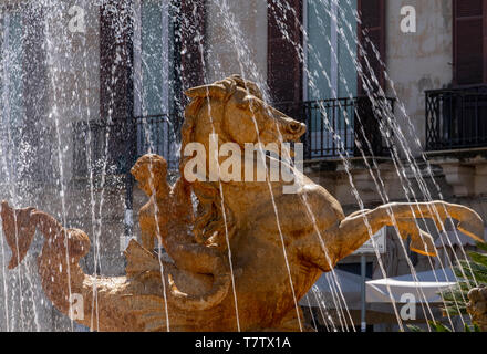 Artemis Fontana (Fontana Diana) su Archimede (Piazza Archimede) Isola di Ortigia, Siracusa, Sicilia, Italia. Foto Stock
