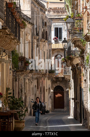 Strade storiche sull'isola di Ortigia, Siracusa, Sicilia. Foto Stock