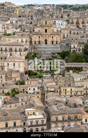 Il centro storico con il Duomo di San Giorgio, Modica, Sicilia, Italia Foto Stock