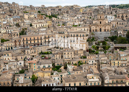 Il centro storico con il Duomo di San Giorgio, Modica, Sicilia, Italia Foto Stock