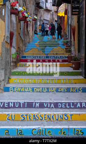 Dipinto di benvenuto su passi appena al di fuori della Via Atenea, Agrigento, Sicilia. Foto Stock