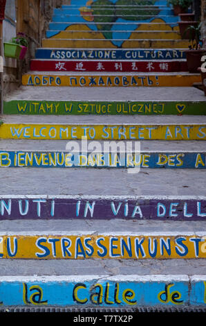 Dipinto di benvenuto su passi appena al di fuori della Via Atenea, Agrigento, Sicilia. Foto Stock