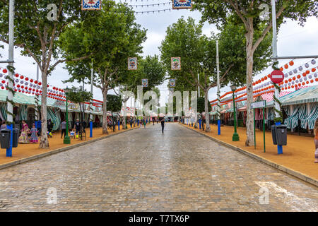 Siviglia, Spagna - 5 Maggio 2019: quasi vuoto street nelle prime ore del mattino durante la fiera di Aprile di Siviglia il Maggio 5, 2019 a Siviglia, Spagna Foto Stock