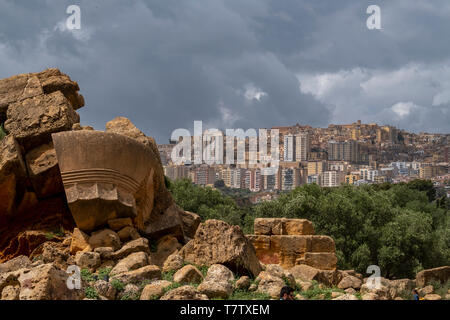 Il tempio di Zeus Olimpio, nella valle dei templi, nelle antiche Acragas, la Sicilia con la moderna città di Agrigentoin la distanza. Foto Stock