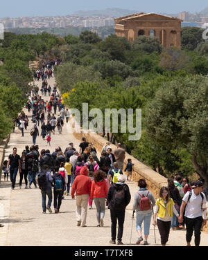 La folla che visita la Valle dei Templi sito Patrimonio Mondiale dell'Unesco a Agrigento, in Sicilia. Foto Stock