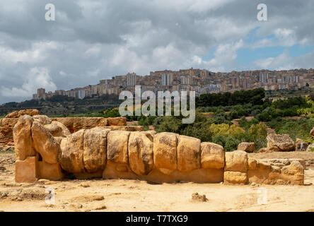 Caduto statua di Atlas presso il Tempio di Zeus nella Valle dei Templi, Agrigento, Sicilia Foto Stock