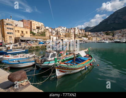 I pescatori nelle loro imbarcazioni presso il pittoresco villaggio di pescatori di Castellammare del Golfo in nord occidentale della Sicilia. Foto Stock