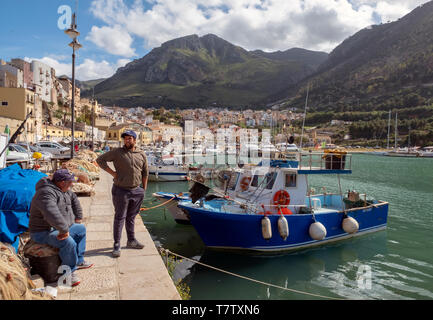 I pescatori nelle loro imbarcazioni presso il pittoresco villaggio di pescatori di Castellammare del Golfo in nord occidentale della Sicilia. Foto Stock