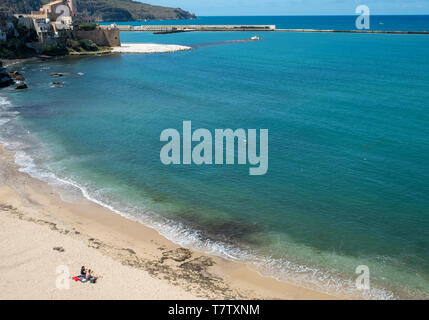 Due persone su una tranquilla spiaggia di Castellammare del Golfo, a nord-ovest della Sicilia. Foto Stock