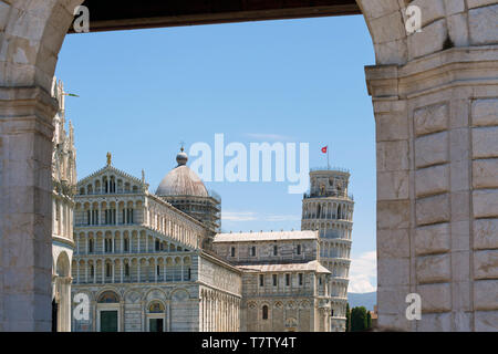 Piazza dei Miracoli, mostrando il Duomo e la Torre Pendente di Pisa Foto Stock