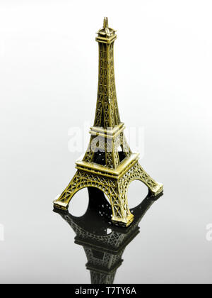 Piccola Torre Eiffel Parigi souvenir con la riflessione Foto Stock