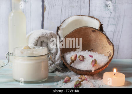 Burro per il corpo a base di cocco e le rose, con tonico di acqua di cocco, candela e sali da bagno Foto Stock