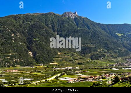 Il Pierre Avoi sommità sorge sopra la valle del Rodano a Saxon, Vallese, Svizzera Foto Stock