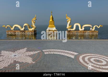 White Naga statue con golden Chedi sulla riva del lago di Kwan Phayao, Phayao Lake, Phayao, Thailandia Foto Stock