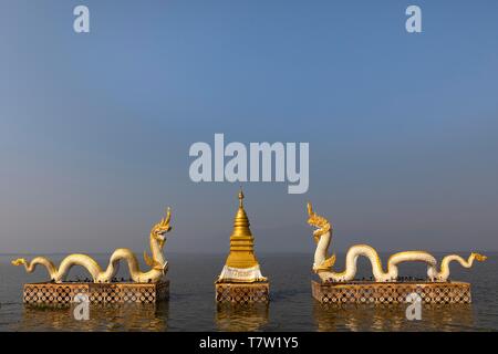 White Naga statue con golden Chedi sulla riva del lago di Kwan Phayao, Phayao Lake, Phayao, Thailandia Foto Stock