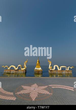 White Naga statue con golden Chedi sulla riva del lago di Kwan Phayao, Phayao Lake, Phayao, Thailandia Foto Stock