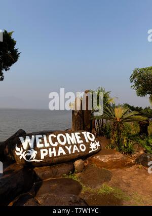 Benvenuto a Phayao, pietra dipinta a Phayao Lake, Phayao, Thailandia Foto Stock