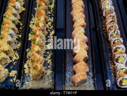 Vari piatti sushi, cibo tailandese, Thailandia Foto Stock