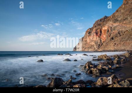 Nero spiaggia rocciosa, Playa del Ingles, Valle Gran Rey, La Gomera, isole Canarie, Spagna Foto Stock