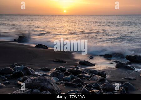 Spiaggia di sabbia nera con pietre, Playa del Ingles al tramonto, Valle Gran Rey, La Gomera, isole Canarie, Spagna Foto Stock