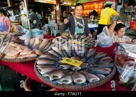 Donna vendita di pesce fresco al mercato, Chiang Rai, Thailandia del Nord della Thailandia Foto Stock