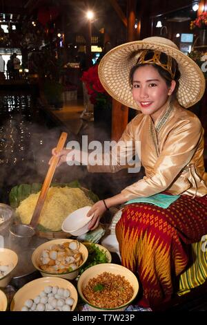 Giovane donna preparare una zuppa di noodle, Thai noodle soup Kuai Tiao e Tiew Guay, cibo tailandese, Thailandia Foto Stock
