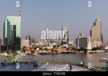 Vista panoramica dalla terrazza dell'icona Siam, Skyline, CAT edificio a Mae Nam Chao Phraya, Bang Rak distretto e Khlong San Distretto in Thonburi Foto Stock
