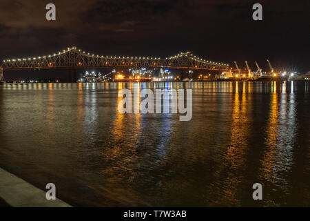 Ponte sul fiume di notte con vetture di passaggio, e le barche in acqua Foto Stock