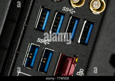 Close up di input sul pannello di uscita nella parte posteriore di un computer con porte USB 3.0 Foto Stock