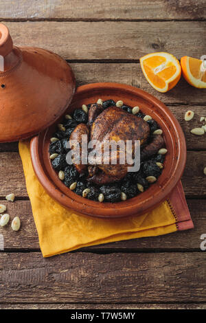 Tajine di pollo e prugne, copia psace. Foto Stock