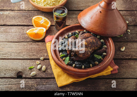 Tajine di pollo con prugne secche e mandorle, cucina marocchina, copia dello spazio. Foto Stock