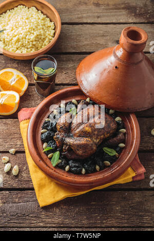 Tajine di pollo con prugne secche e mandorle, cucina marocchina, copia dello spazio. Foto Stock