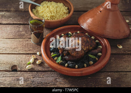 Cibo marocchino, tajine di pollo e prugne, copia dello spazio. Foto Stock